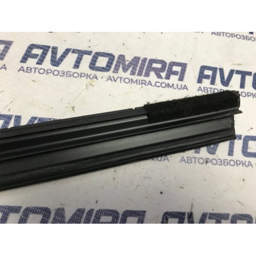 Уплотнитель двери передней правой внутренний Peugeot 308 2013-2021 9677881580